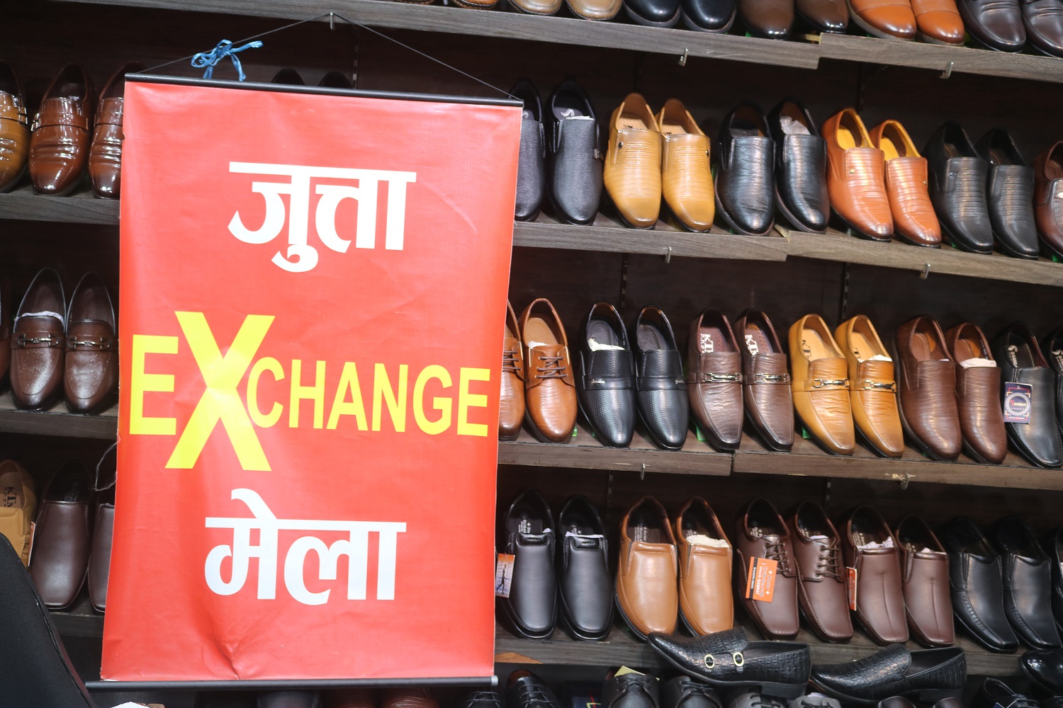 काठमाडौंपछि भरतपुरमा सुरु भयो ‘जुत्ता एक्सचेन्ज मेला’ पुरानोसँग नयाँ साट्न पाउन सकिने