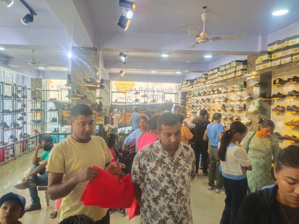 काठमाडौंपछि भरतपुरमा सुरु भयो ‘जुत्ता एक्सचेन्ज मेला’ पुरानोसँग नयाँ साट्न पाउन सकिने