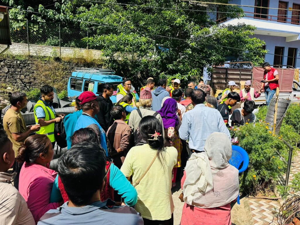 दुःखमा एनआरएनए : बाढिपीडितलाई राहत वितरणमा पुग्यो दक्षिणकाली र इन्द्रसरोवर