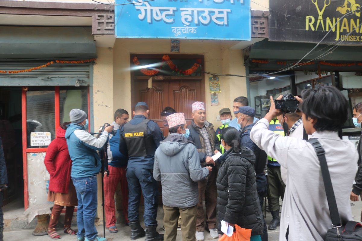नयाँ बसपार्क क्षेत्रका होटलहरुको अनुगमन, एकैदिन १० वटा होटलहरुमा लगाईयो ताला