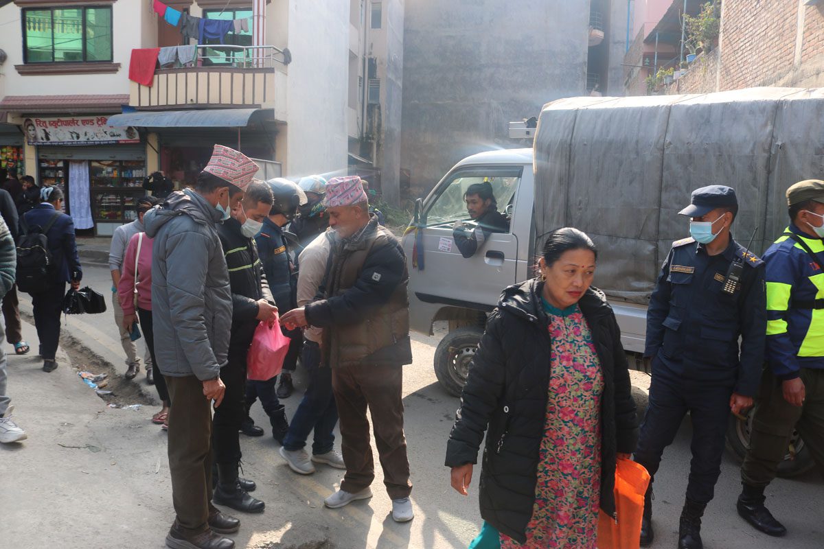 नयाँ बसपार्क क्षेत्रका होटलहरुको अनुगमन, एकैदिन १० वटा होटलहरुमा लगाईयो ताला