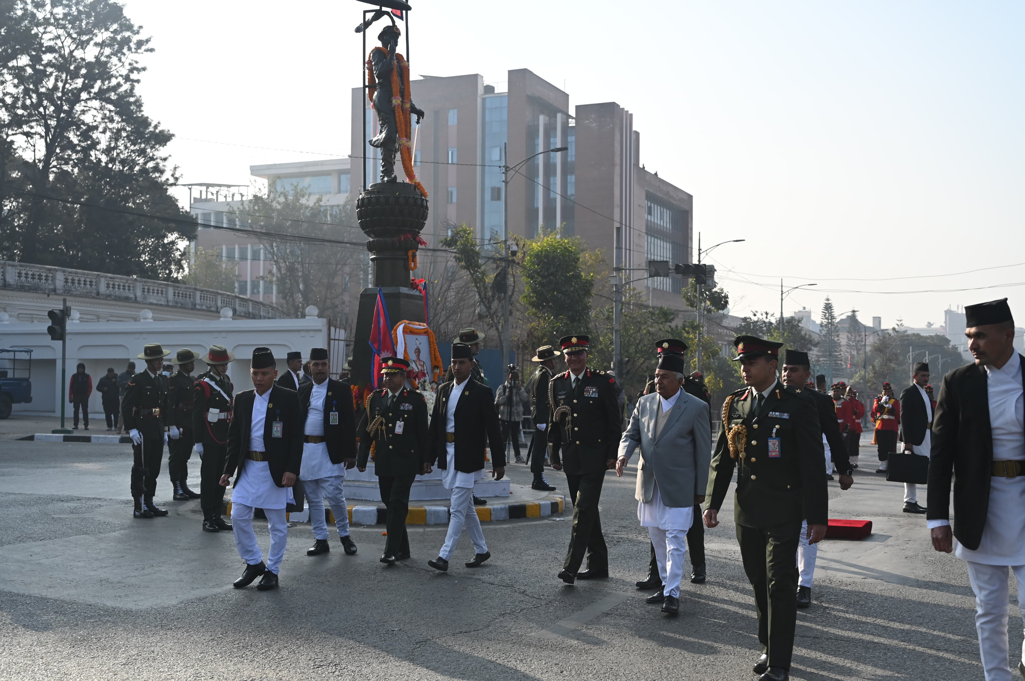 राष्ट्रपति रामचन्द्र पौडेलद्वारा पृथ्वीनारायण शाहको शालिकमा माल्यार्पण