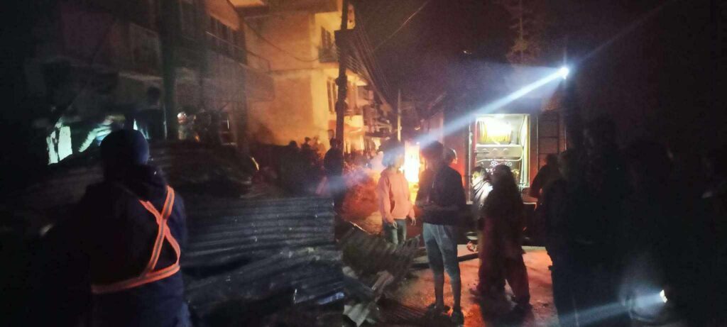 फर्निचर उद्योगमा आगलागी हुदा एक जनाको मृत्यु, एक घाइते