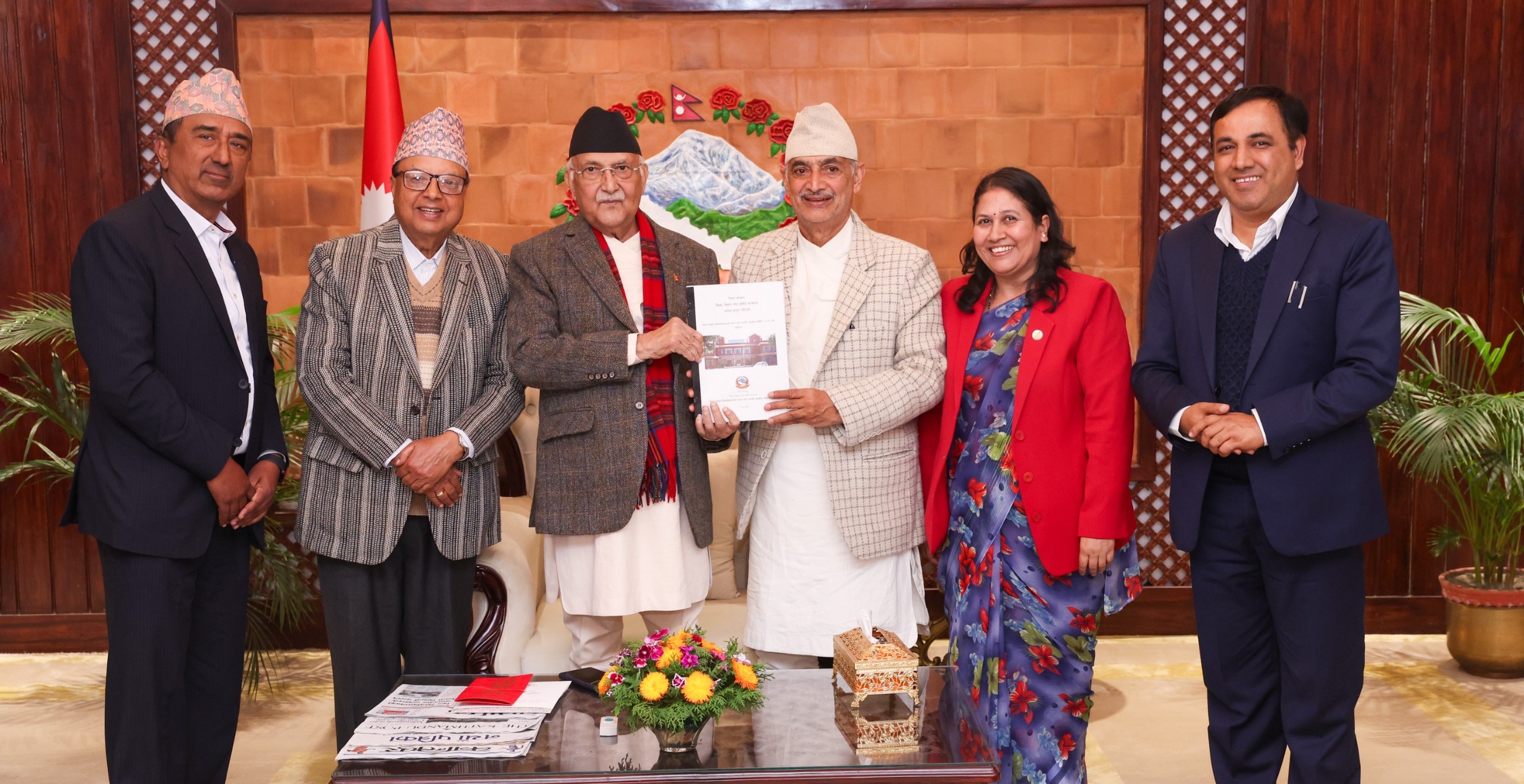 संस्कृत विश्वविद्यालयको ९१० बिगाहा जग्गा अतिक्रमण, प्रधानमन्त्रीलाई प्रतिवेदन हस्तान्तरण
