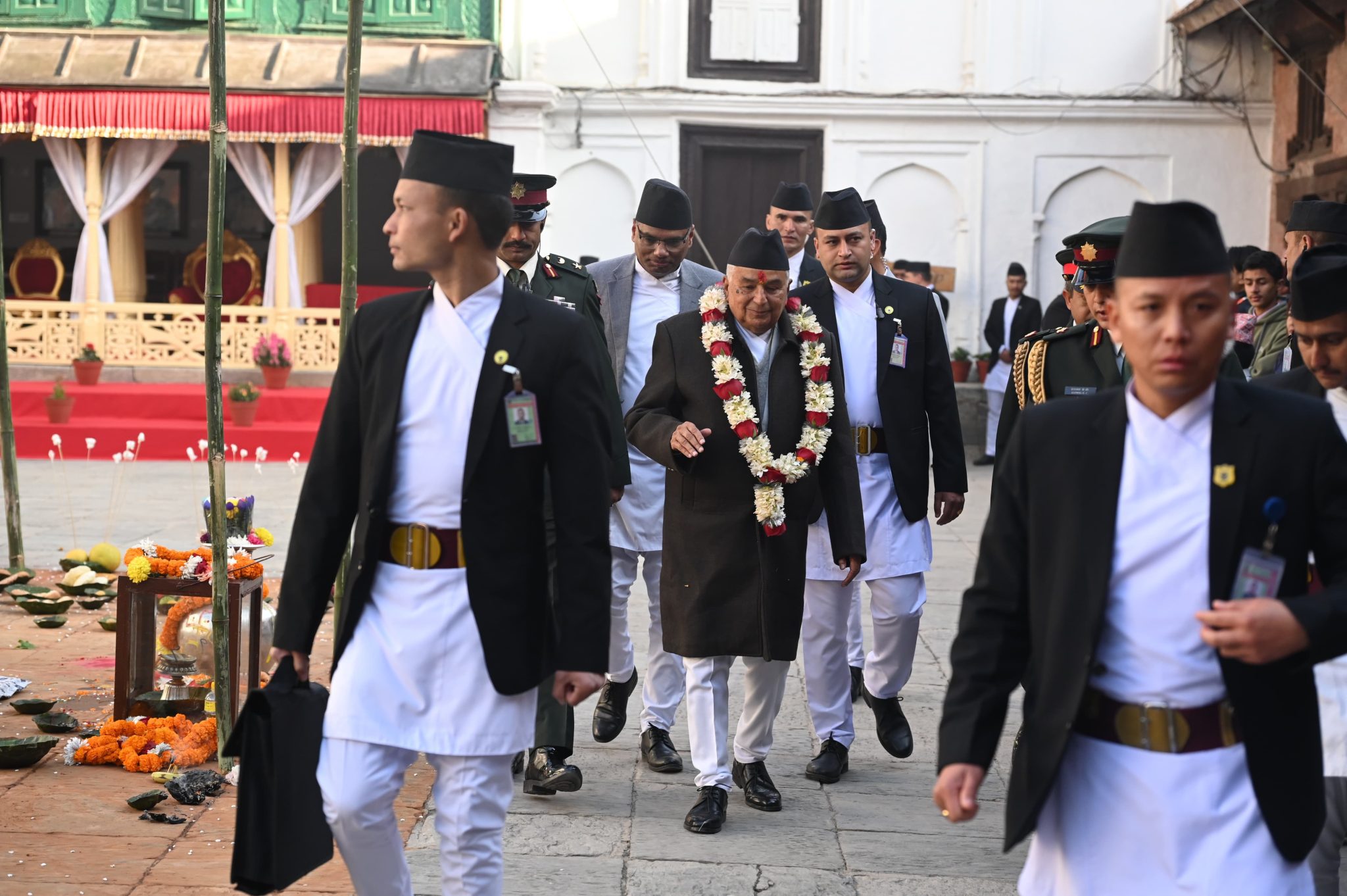 राष्ट्रपति र प्रधानमन्त्रीले गरे हनुमानढोका पुगेर वसन्त श्रवण (तस्वीरहरु)