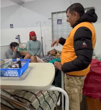 लायन्स क्लव अफ रक्तदाता समुहद्धारा घाइते शर्मालाई ह्वील चेयर प्रदान