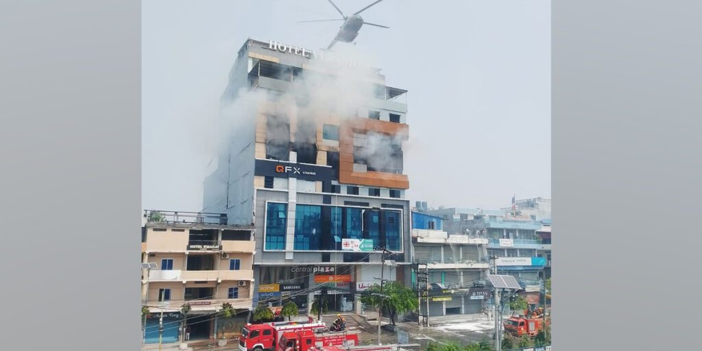 इटहरीको सेन्ट्रल प्लाजामा आगलागी, अहिलेसम्म १६ जनाको उद्धार