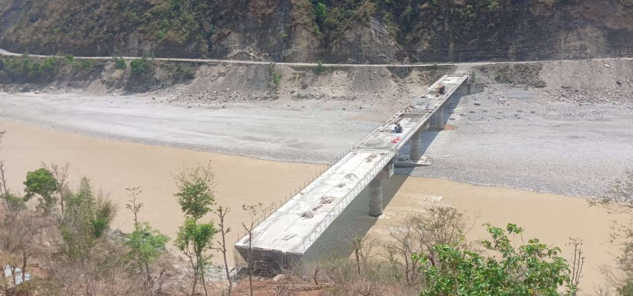 निर्माणको अन्तिम चरणमा पुगेको पुल लामो सयदेखि अलपत्र, स्थानीयलाई यात्रामा कष्ट