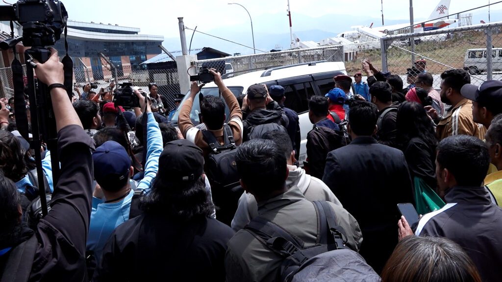 दुर्गा प्रसाईंलाई विमानस्थलबाट काठमाडौं प्रहरी परिसर पुर्याइयो
