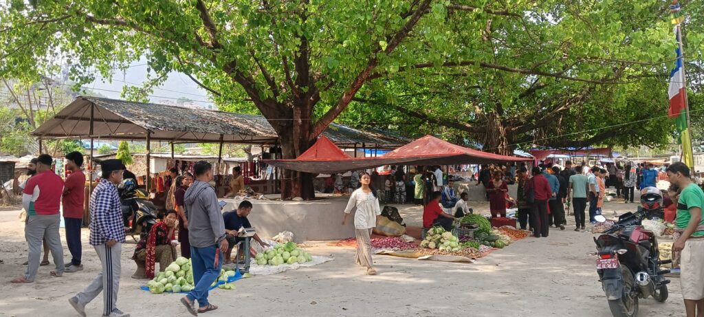 घट्यो हाटबजारको रौनक, क्रेता र विक्रेता आउनै छाडे
