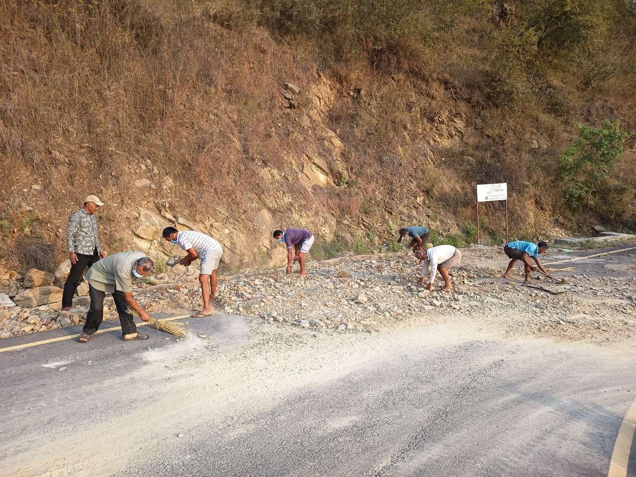 निर्माण व्यवसायीले बेवास्ता गरेपछि स्थानीय आफैँ जुटे सडक जोगाउन