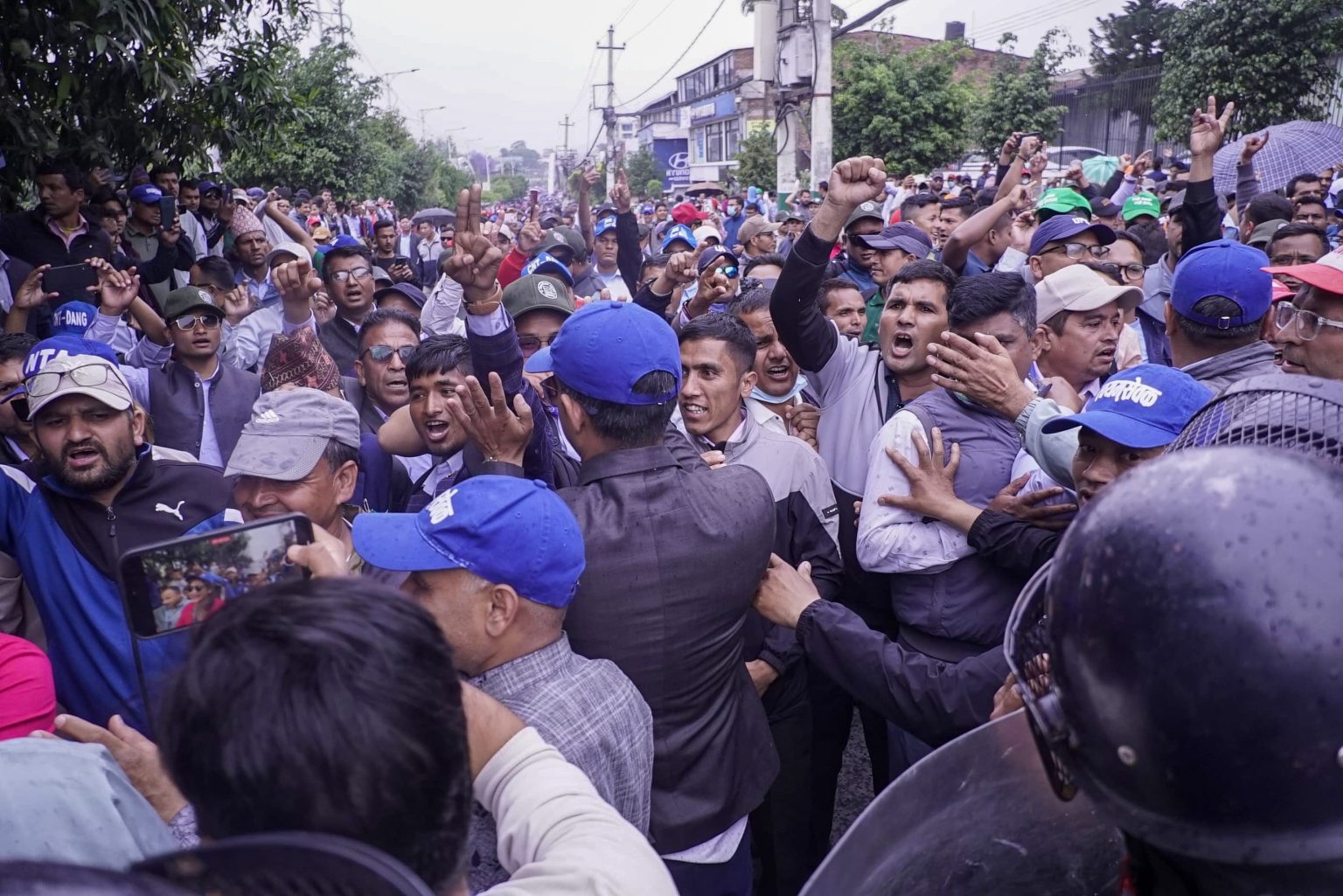 २७औँ दिन पनि नाराजुलुससहित सडकमा उत्रिए शिक्षक (तस्वीरसहित)