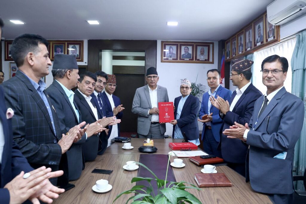राजस्व परामर्श समितिद्वारा अर्थमन्त्री समक्ष प्रतिवेदन पेश