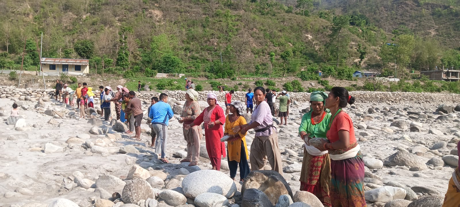 माझी समुदायको सक्रियता : नदीबाट बस्ती जोगाउन गाउँ नै उठेर श्रमदान