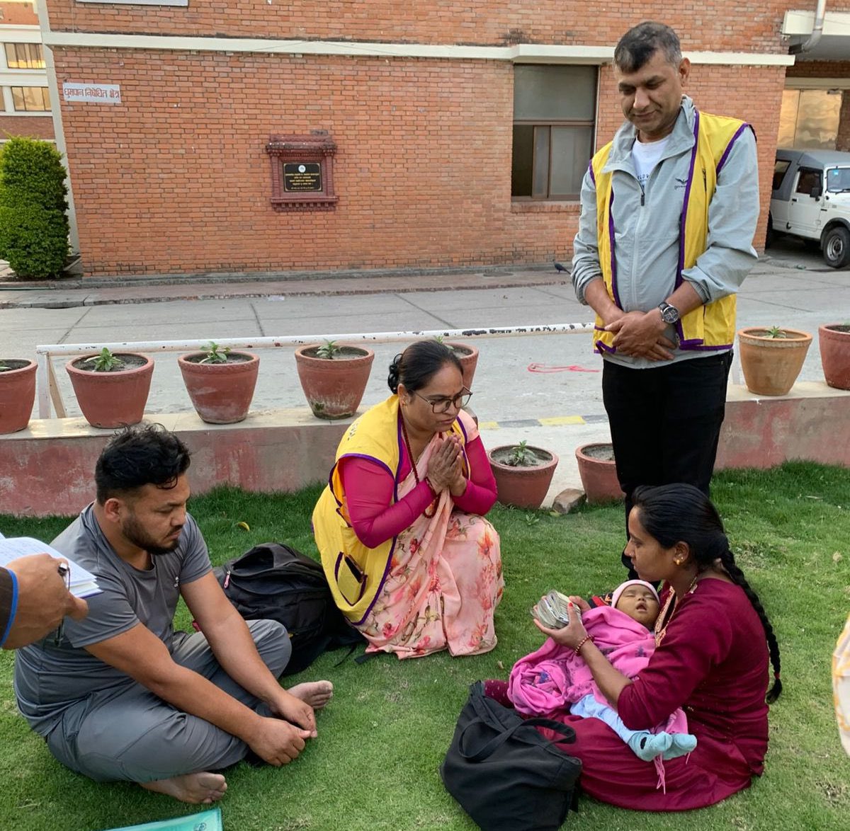 समाजसेवीद्धय न्यौपाने र शिवाकोटीको पहलमा कलेजो प्रत्यारोपण गर्नका लागि २ लाख ३१ हजार रुपैया सहयोग प्रदान