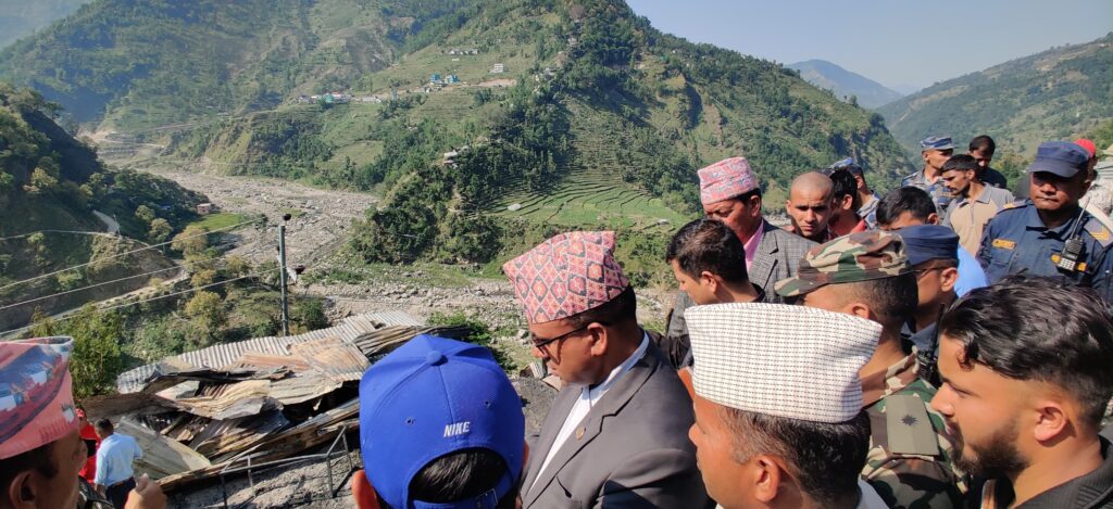 मन्त्री पाण्डेले गरे आगलागीबाट नष्ट बाजुराको बाम्का बजार क्षेत्रको निरीक्षण