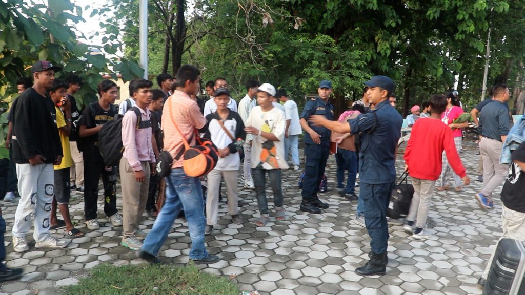 भारतका विभिन्न स्थानमा बन्धकपछि उद्धार गरिएका ५७ नेपाली स्वदेश फर्किए