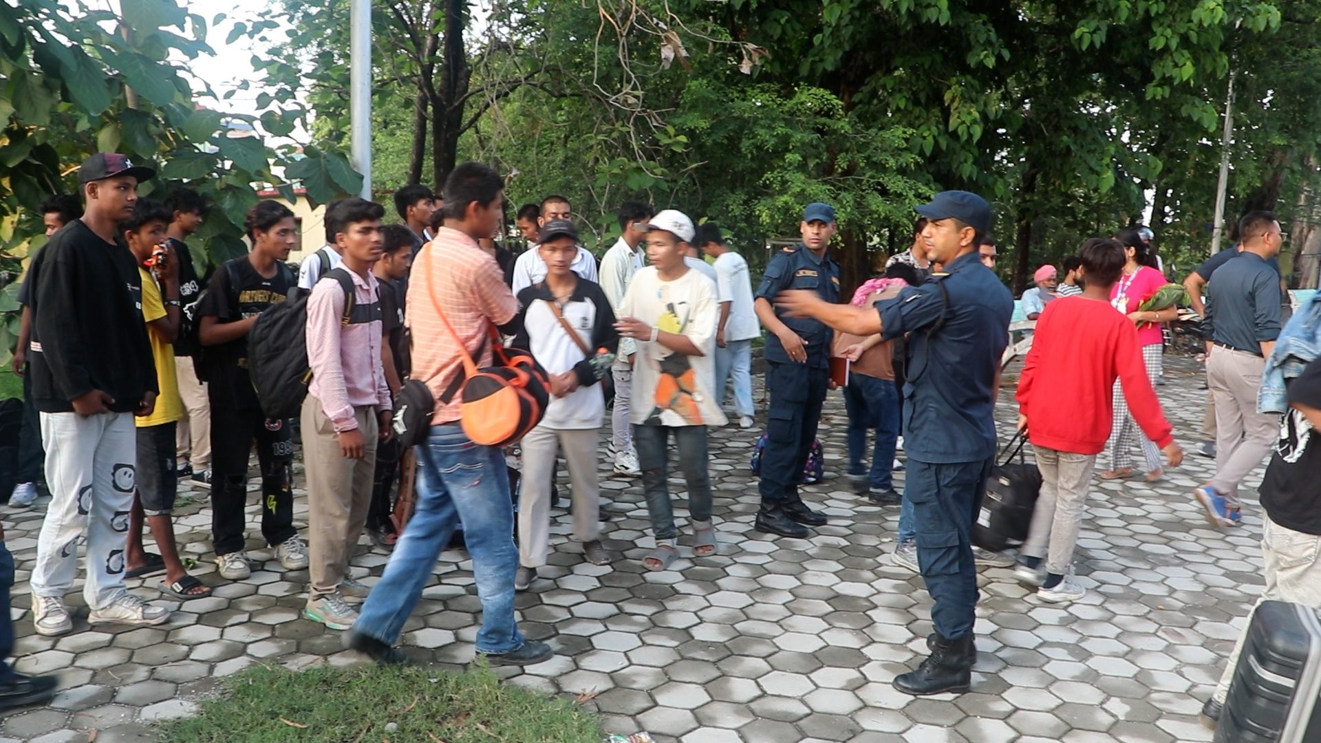 भारतका विभिन्न स्थानमा बन्धकपछि उद्धार गरिएका ५७ नेपाली स्वदेश फर्किए
