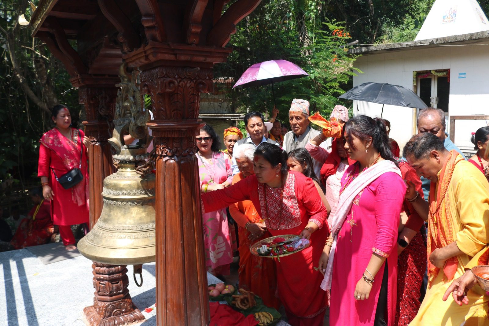 संखुवासभाको मनकामना मन्दिरमा श्रेष्ठ दम्पतीले चढाए सबैभन्दा ठूलो घण्टी
