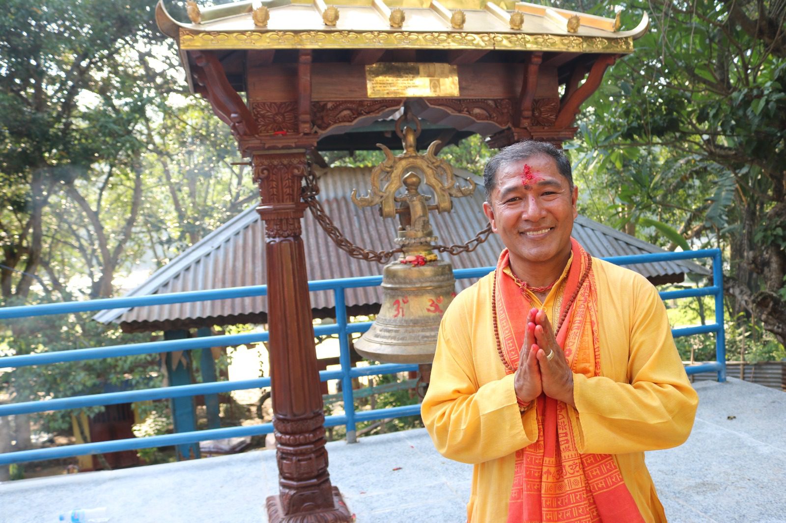संखुवासभाको मनकामना मन्दिरमा श्रेष्ठ दम्पतीले चढाए सबैभन्दा ठूलो घण्टी