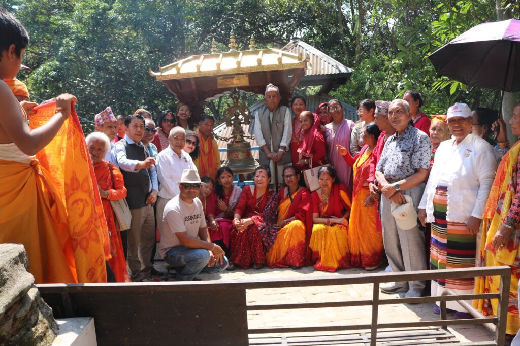 संखुवासभाको मनकामना मन्दिरमा श्रेष्ठ दम्पतीले चढाए सबैभन्दा ठूलो घण्टी