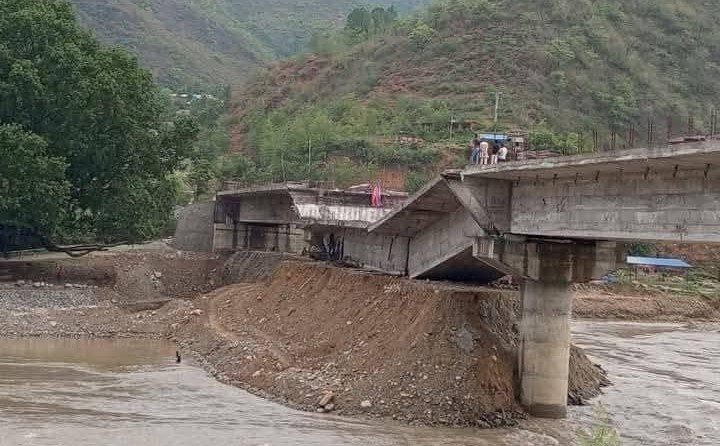 निर्माण पुरा नहुँदै दोस्रो पटक भत्कियो तामाकोशीको पुल