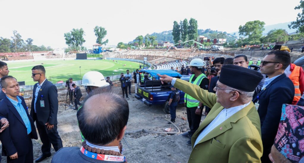निर्माणाधीन त्रिवि क्रिकेट रंगशालाको निरीक्षणमा पुगे प्रधानमन्त्री