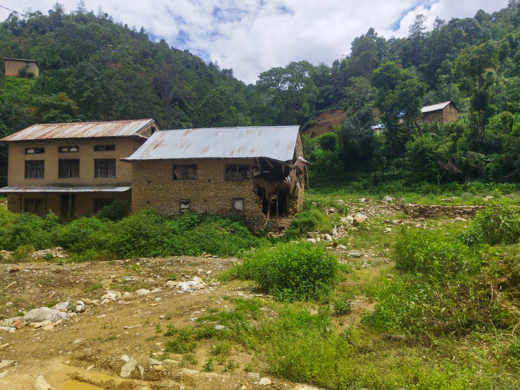 अझै पुनः निर्माण हुन नसकेका बाढीले बगाएका पनौतीका संरचनाहरू (तस्बिरहरू)