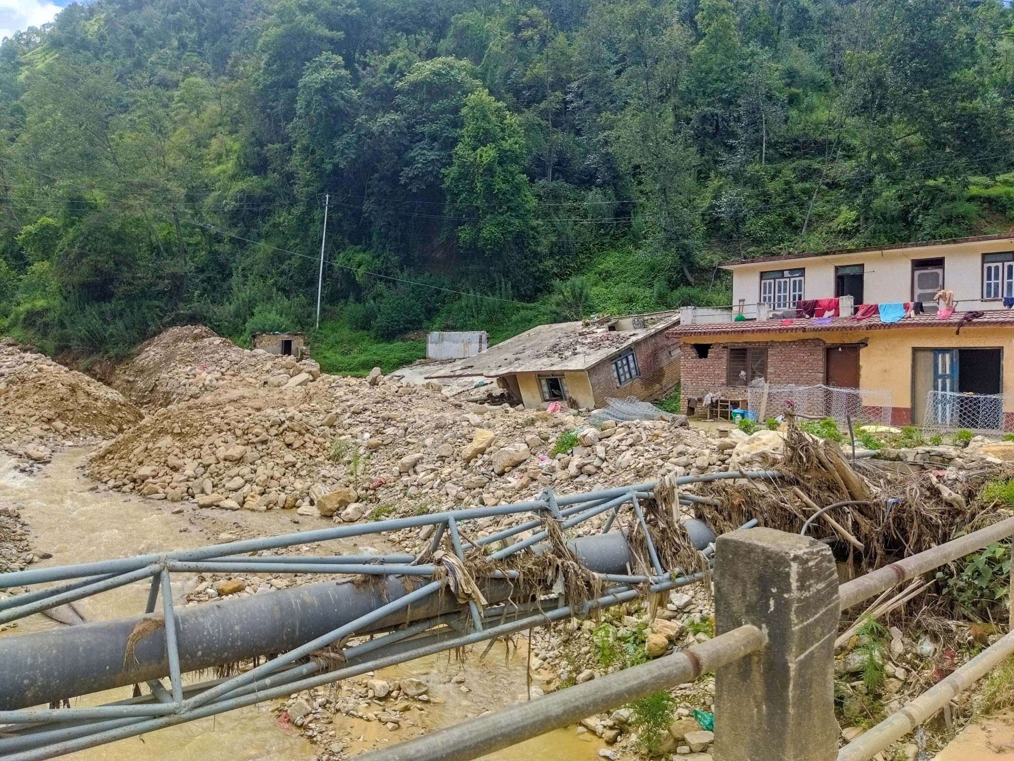 अझै पुनः निर्माण हुन नसकेका बाढीले बगाएका पनौतीका संरचनाहरू (तस्बिरहरू)