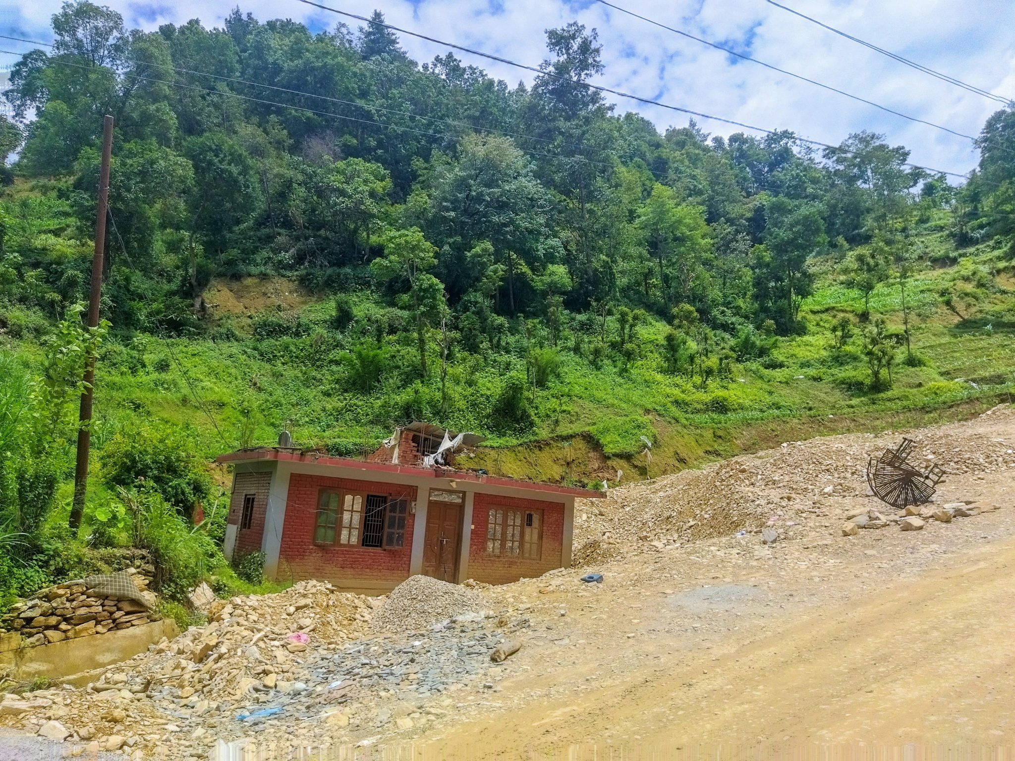 अझै पुनः निर्माण हुन नसकेका बाढीले बगाएका पनौतीका संरचनाहरू (तस्बिरहरू)