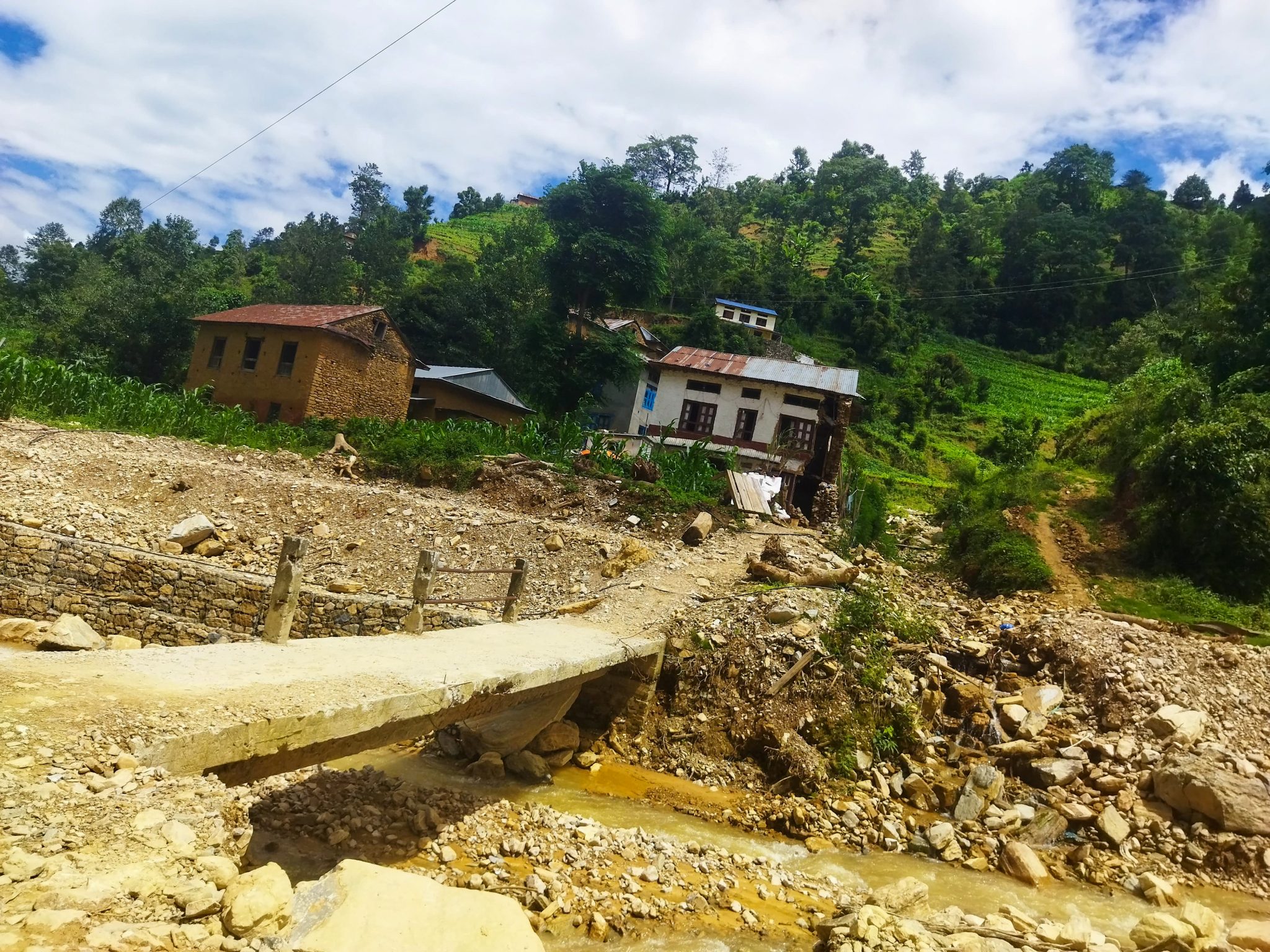 अझै पुनः निर्माण हुन नसकेका बाढीले बगाएका पनौतीका संरचनाहरू (तस्बिरहरू)