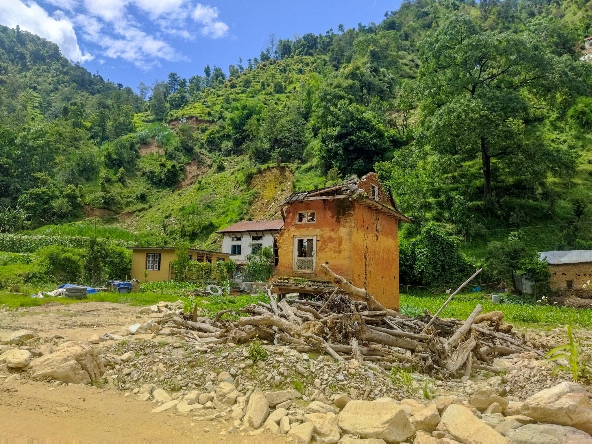 अझै पुनः निर्माण हुन नसकेका बाढीले बगाएका पनौतीका संरचनाहरू (तस्बिरहरू)