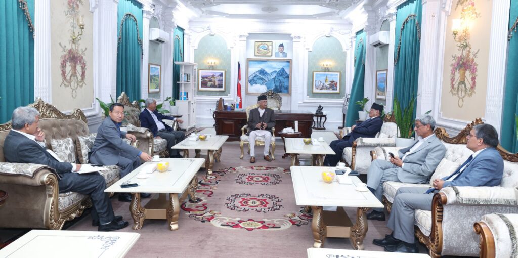 सिंहदरबारमा प्रधानमन्त्रीसहित तीन दलका शीर्ष नेताको बैठक जारी