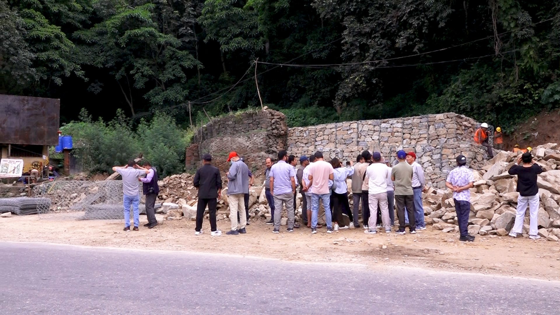 गतबर्ष भीषण पहिरो गएको झ्याप्ले खोला क्षेत्रमा पुनर्निर्माण धमाधम