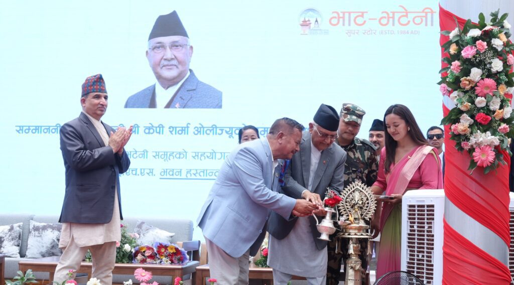 भाटभटेनीले शिक्षण अस्पताल परिसरमा बनाइदिएको विस्तारित सेवा भवनको प्रधानमन्त्रीले गरे उद्घाटन