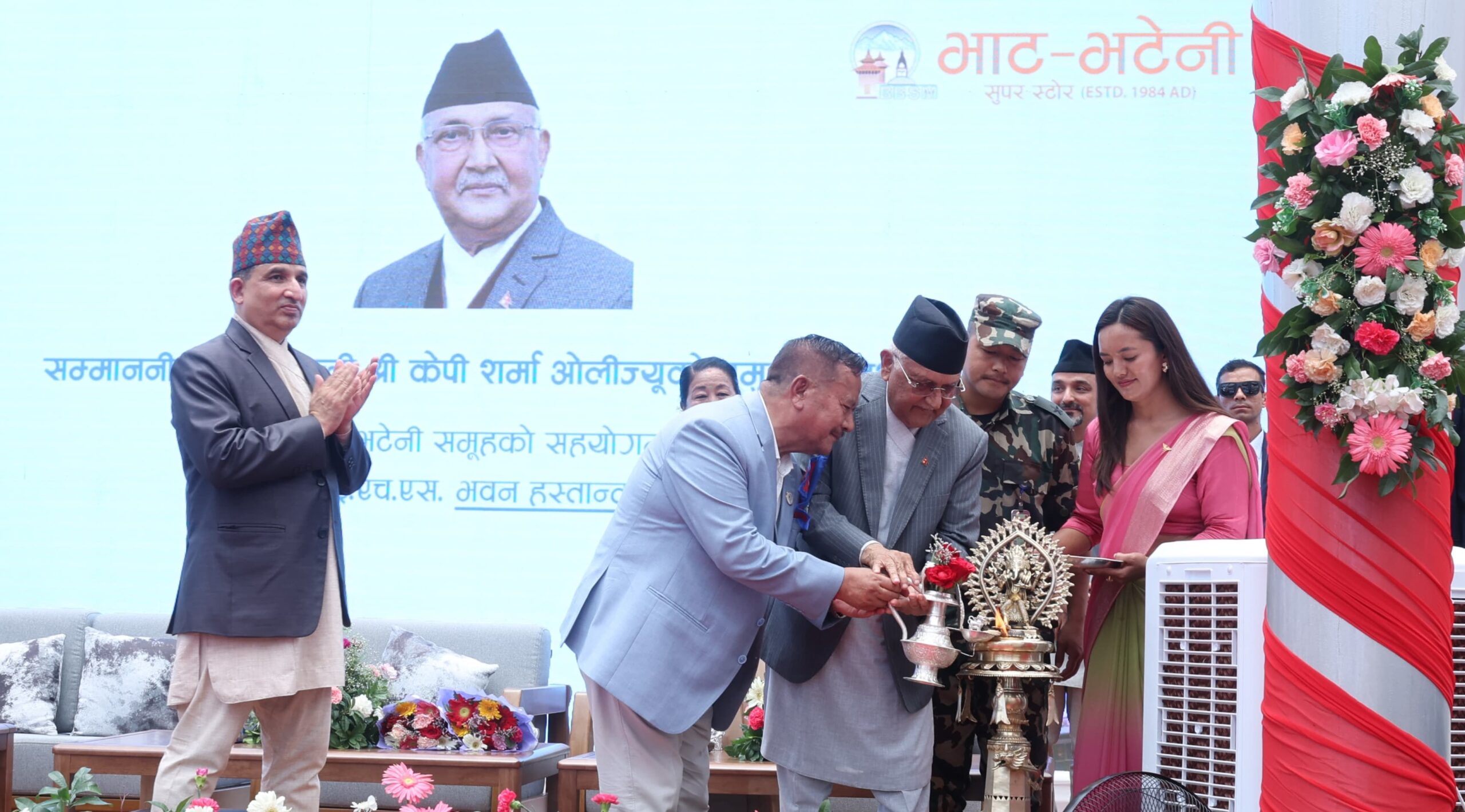भाटभटेनीले शिक्षण अस्पताल परिसरमा बनाइदिएको विस्तारित सेवा भवनको प्रधानमन्त्रीले गरे उद्घाटन