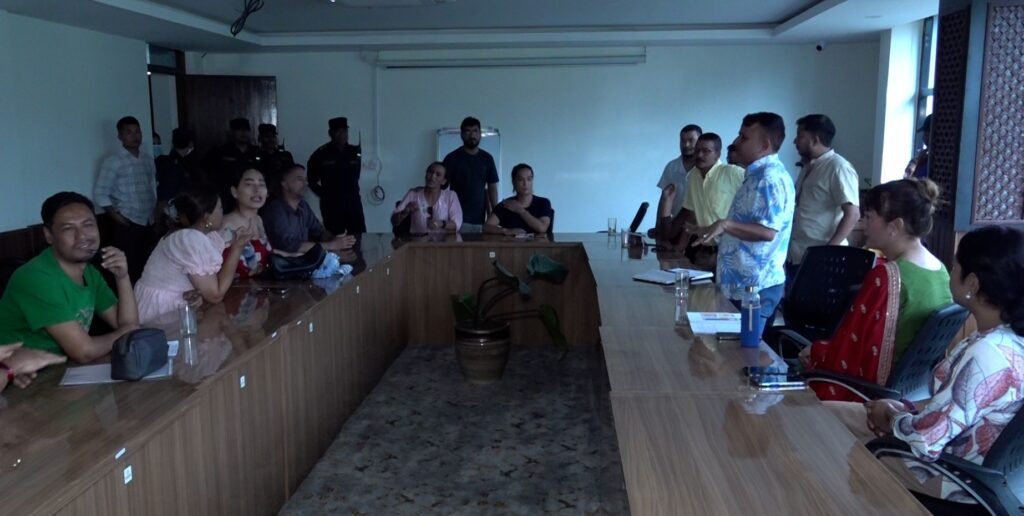भ्रष्टाचार र विकृति फैलाएको भन्दै ब्लु डाइमन्ड सोसाइटीको कार्यालयमा लफडा