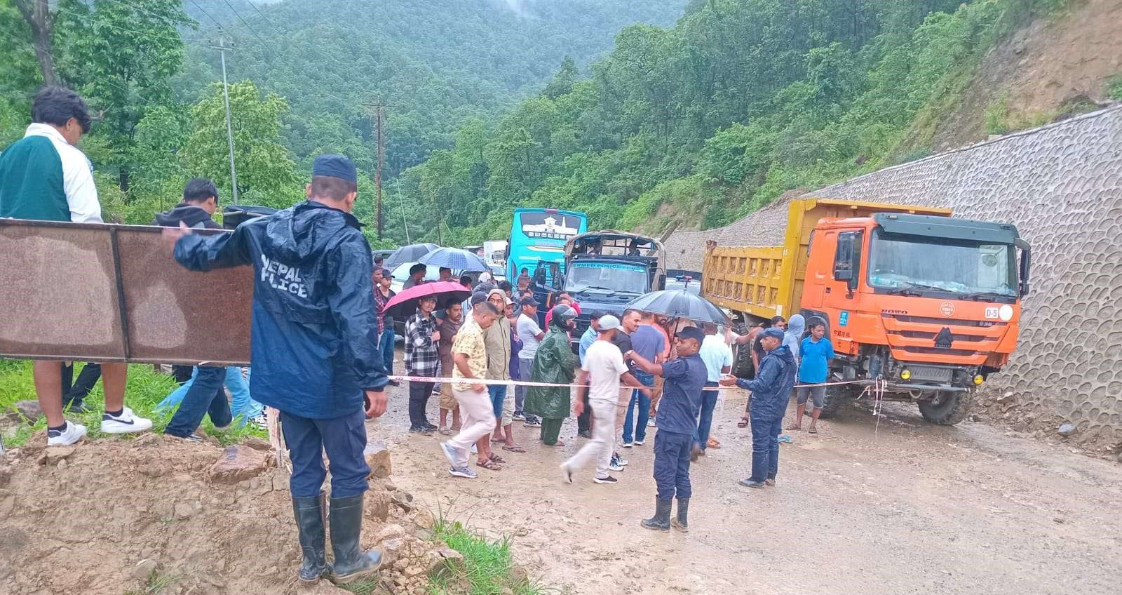 दाउन्नेमा बाटो भासिदा नारायणघाट–बुटवल सडक खण्ड पुर्णरुपमा बन्द