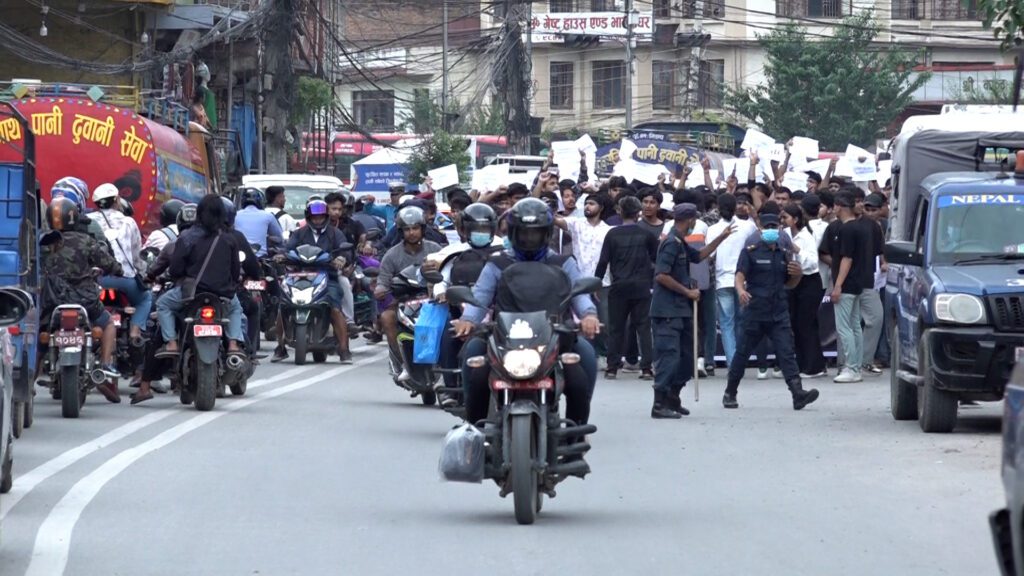 इन्जिनियरिङ अध्ययन संस्थानका विद्यार्थी विरोध प्रदर्शनमा