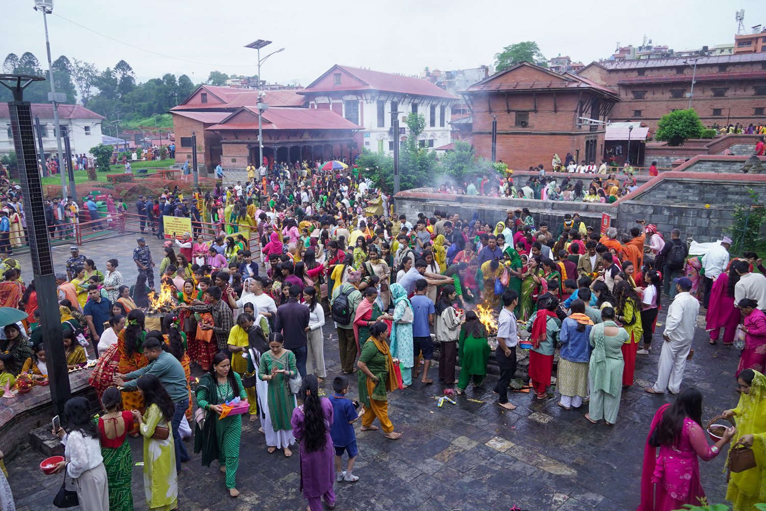 आज साउनको पहिलो सोमबार, यस्तो देखियो पशुपति (तस्बिरहरू)
