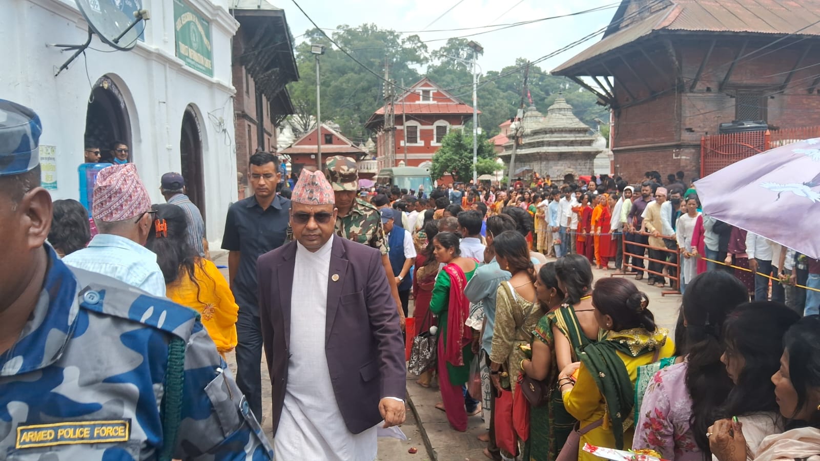 मन्त्री पाण्डेले गरे पशुपतिनाथको अनुगमन, दर्शनलाई व्यवस्थित बनाउन निर्देशन