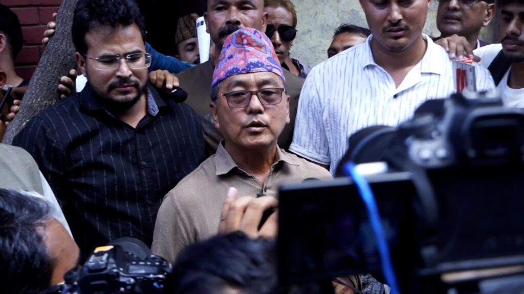 दलबलसहित अख्तियार पुग्यो राप्रपा, भ्रष्टाचार सम्बन्धी सबै फाइल खोल्न लिङ्देनको ज्ञापनपत्र
