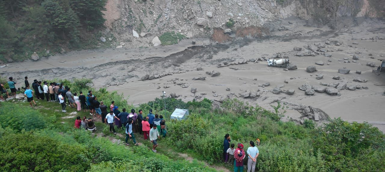 रसुवागढी भन्सार कार्यालयको यार्डमा फसेका ९ जनाको सकुसल उद्धार