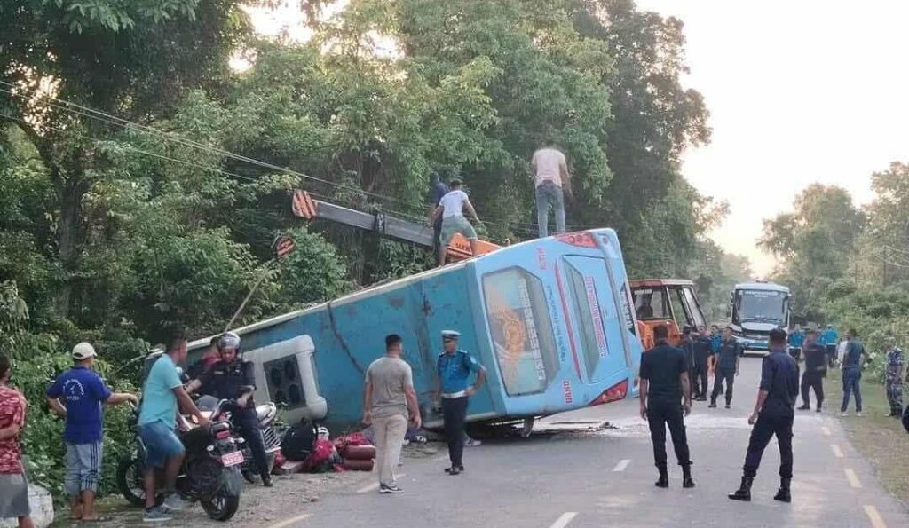 काठमाडौंबाट दाङ जाँदै गरेको बस कपिलवस्तुमा दुर्घटना, २९ जना घाइते