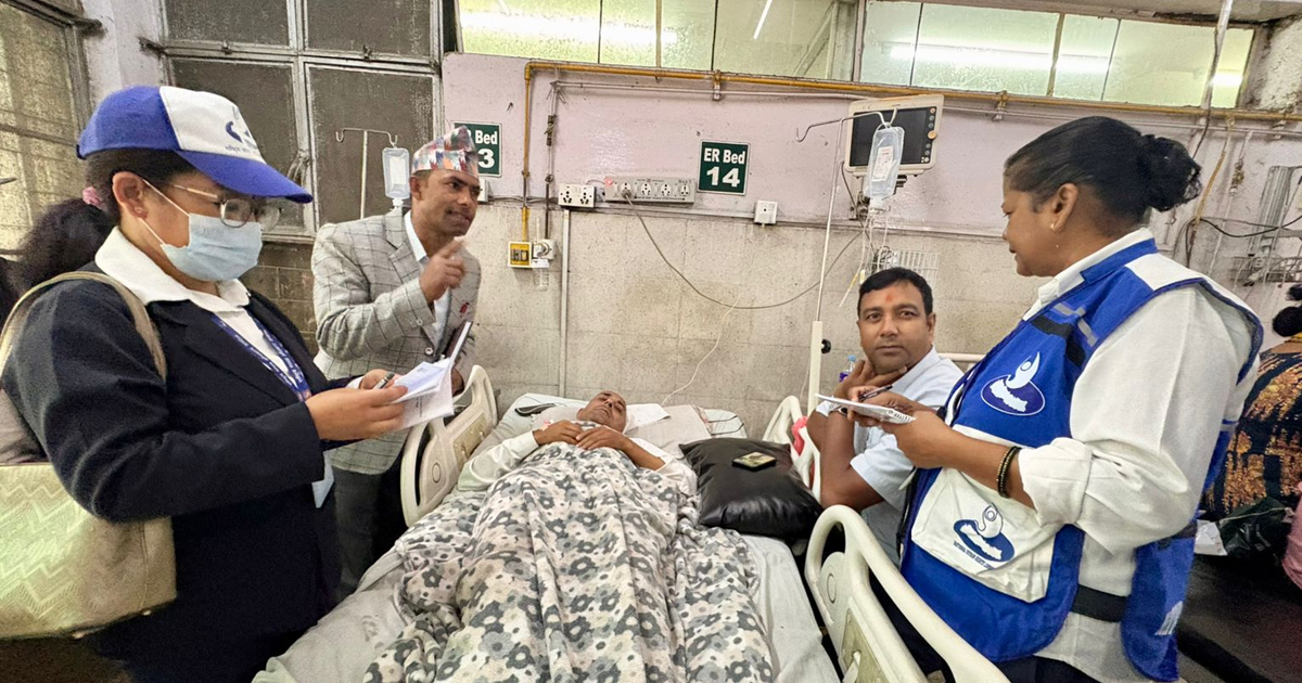 स्वास्थ्यमन्त्री पौडेलले भेटे अस्पताल भर्ना भएका अनसनरत मेयर भट्टराईलाई