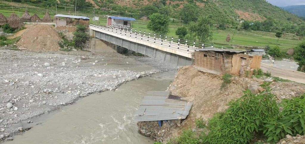 रामेछापको भटौली खोलाको पुल कटानको जोखिममा, संरक्षण नगरे बगाउने खतरा
