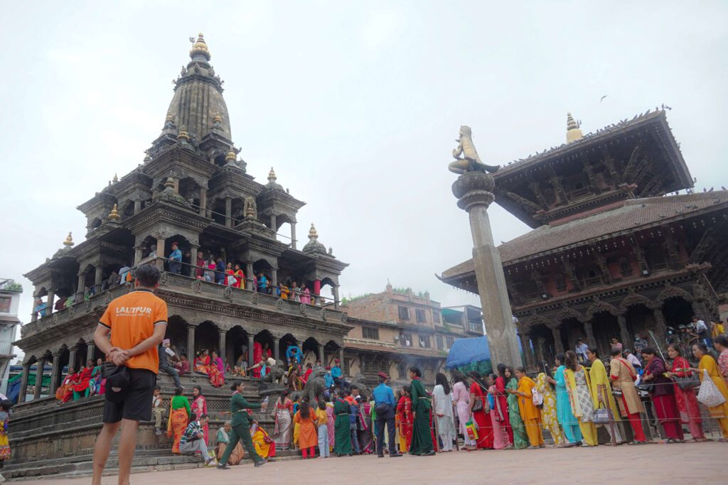 श्रीकृष्ण जन्माष्टमीको अवसरमा पाटन कृष्ण मन्दिरमा भक्तजनहरुको भिड (तस्बिरहरू)
