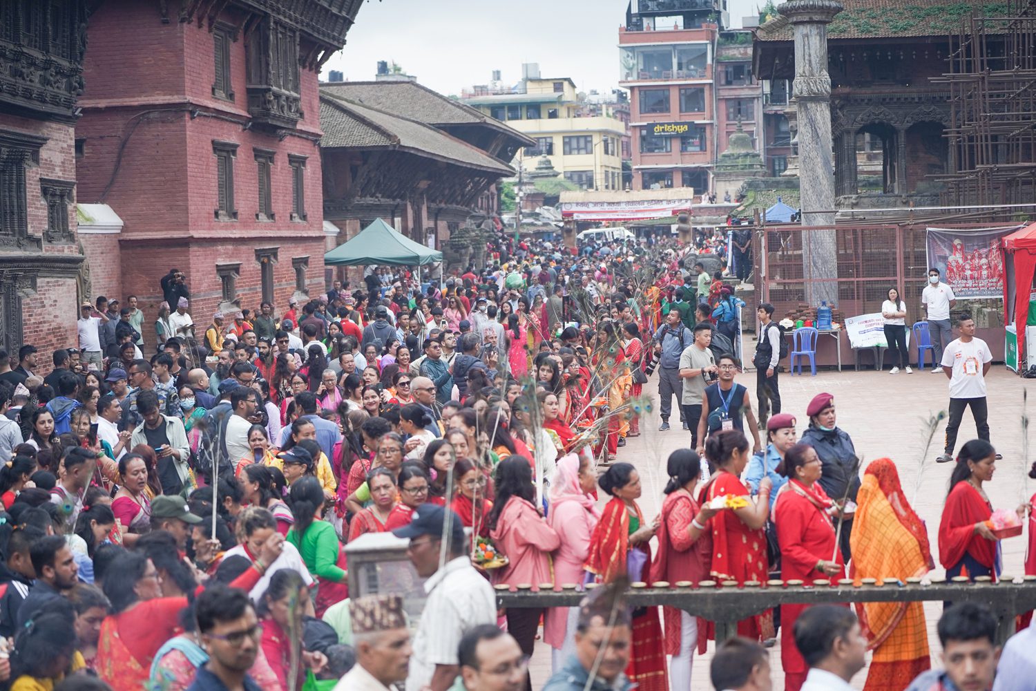 श्रीकृष्ण जन्माष्टमीको अवसरमा पाटन कृष्ण मन्दिरमा भक्तजनहरुको भिड (तस्बिरहरू)
