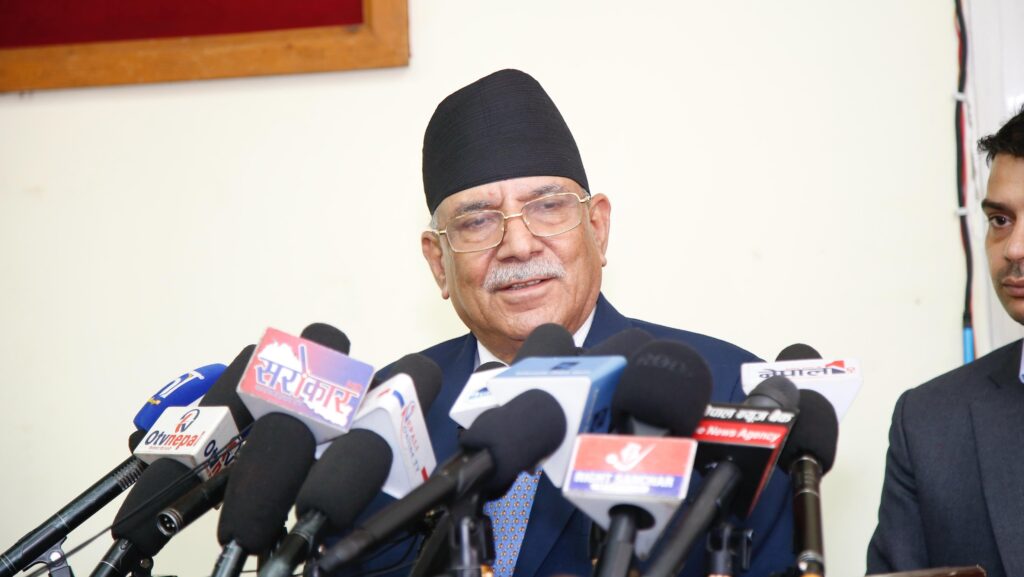 जनयुद्धको योगदानलाई पाठ्यक्रममा समावेश गरेर जानकारी दिनुपर्नेमा आतंककारी भन्छन् : प्रचण्ड