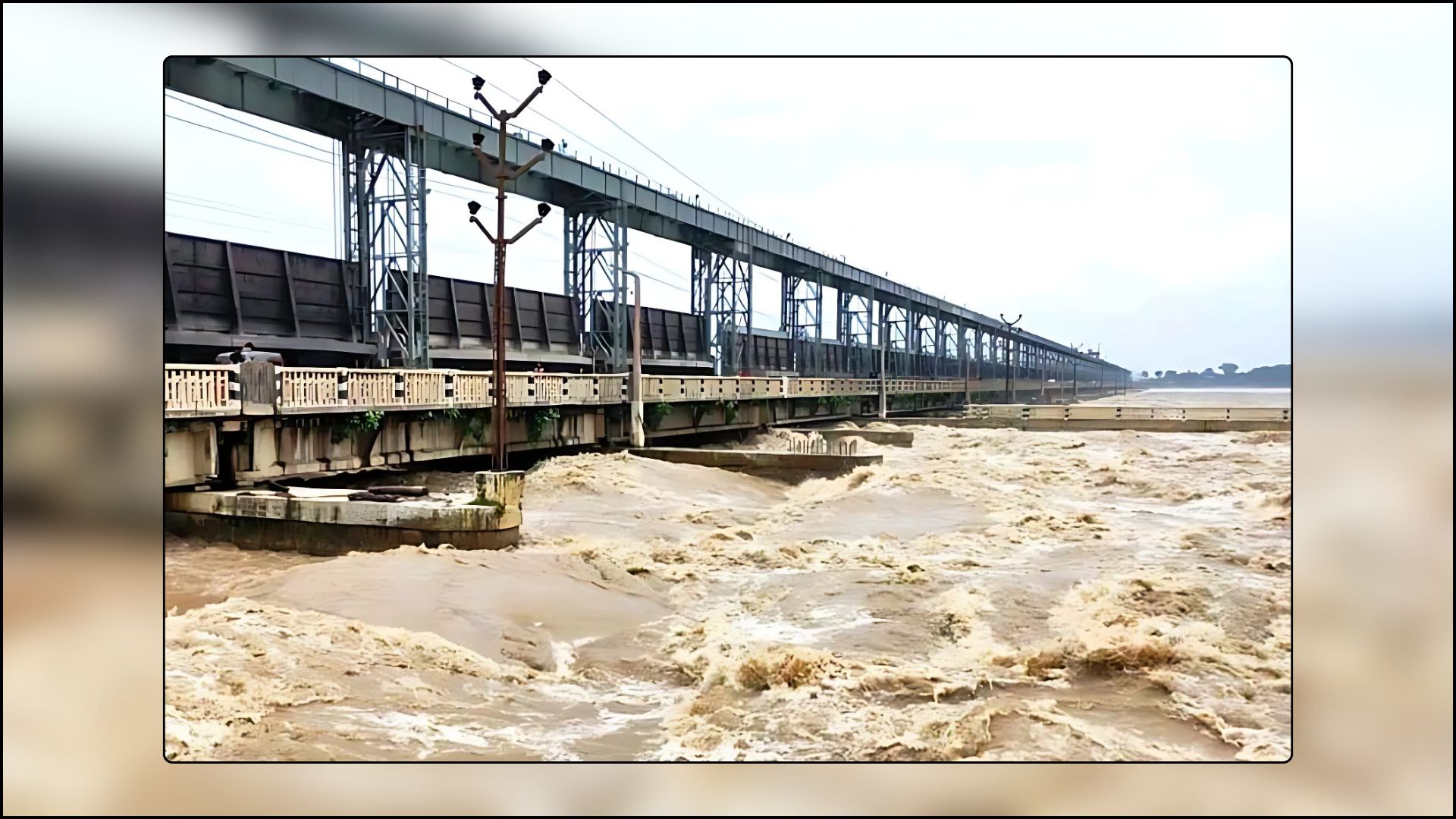 सप्तकोशी नदीमा पानीको बहाव उच्च, ५६ ढोकामध्ये २३ ढोका खोलियो